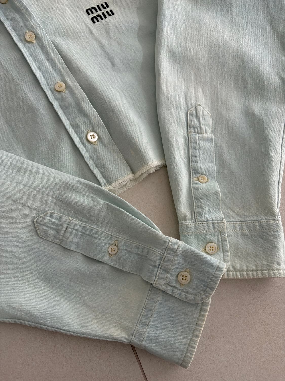미우미우 크롭 샴브레이 셔츠 라이트 블루 38 상품이미지8
