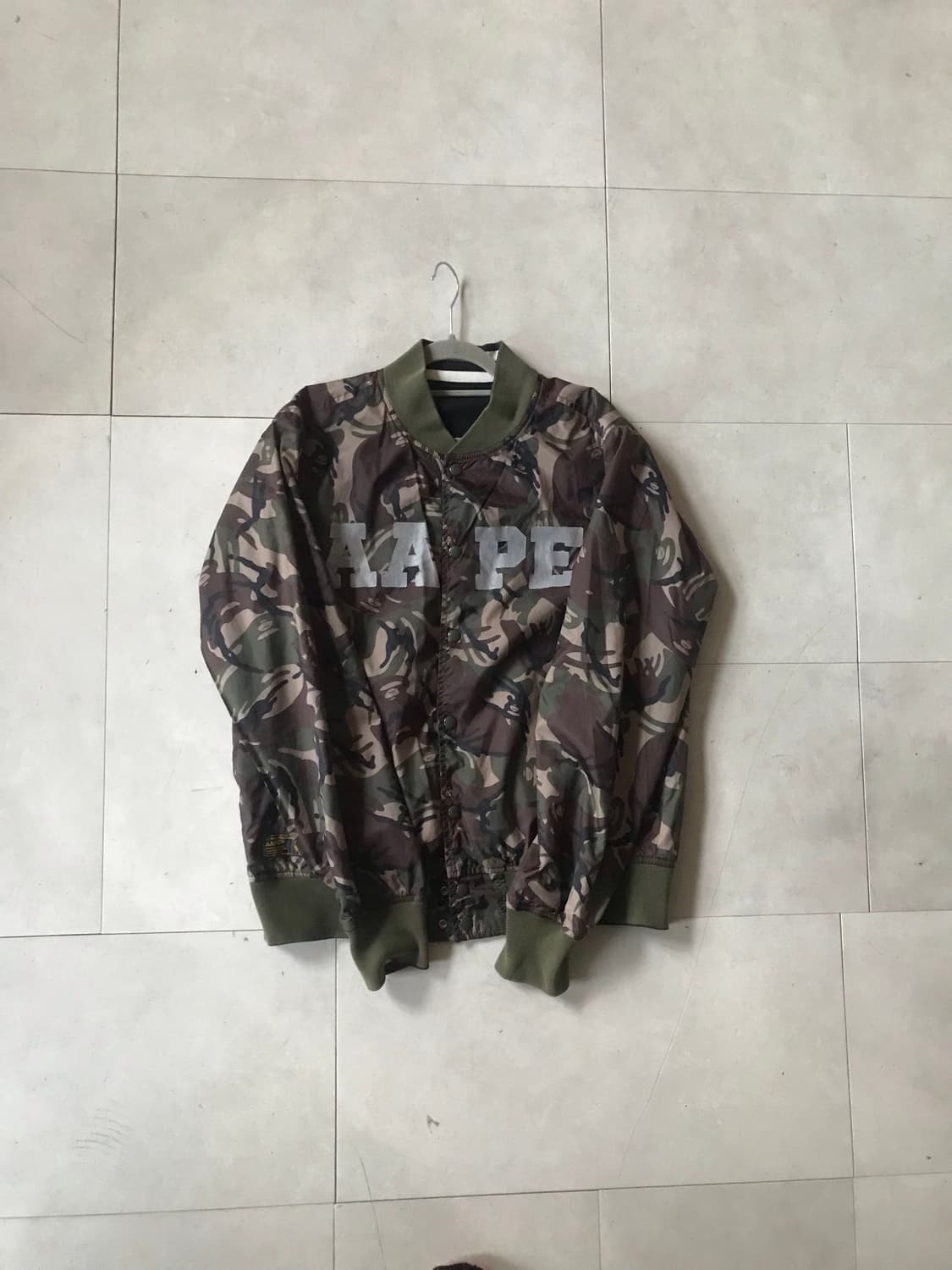 에이프 카모 블랙 리버시블 빅로고 바시티자켓 상품이미지9