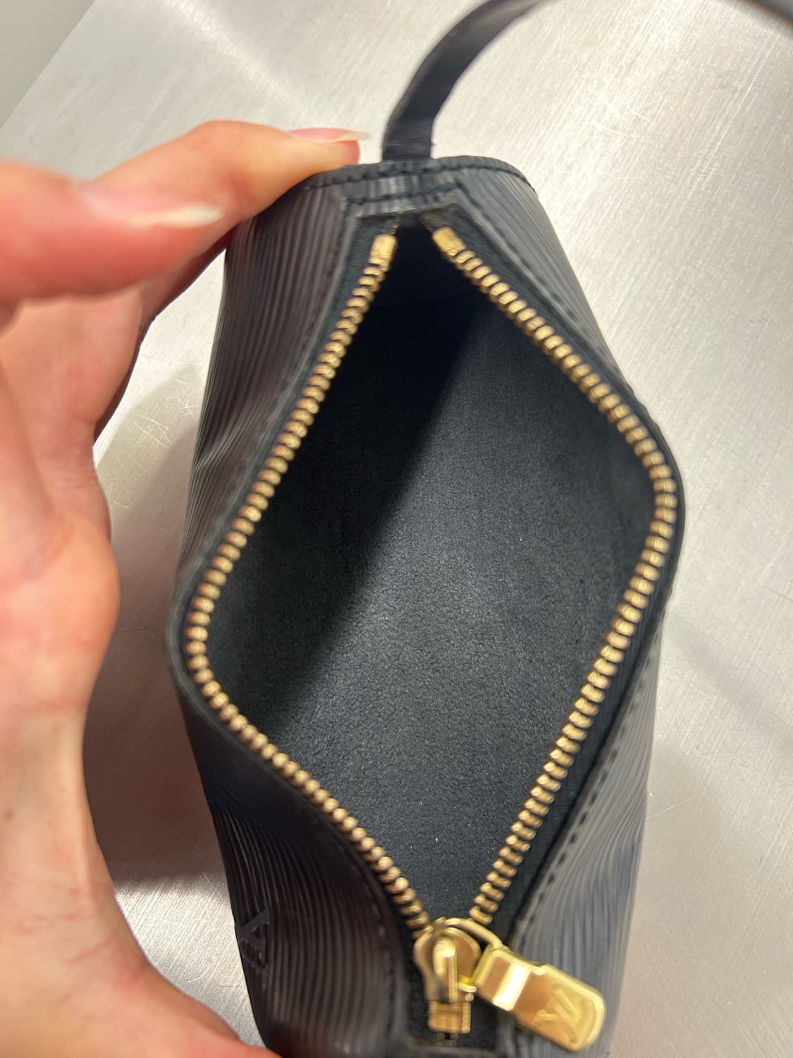 루이비통 에피 블랙 미니 빠삐용 토트백 상품이미지6