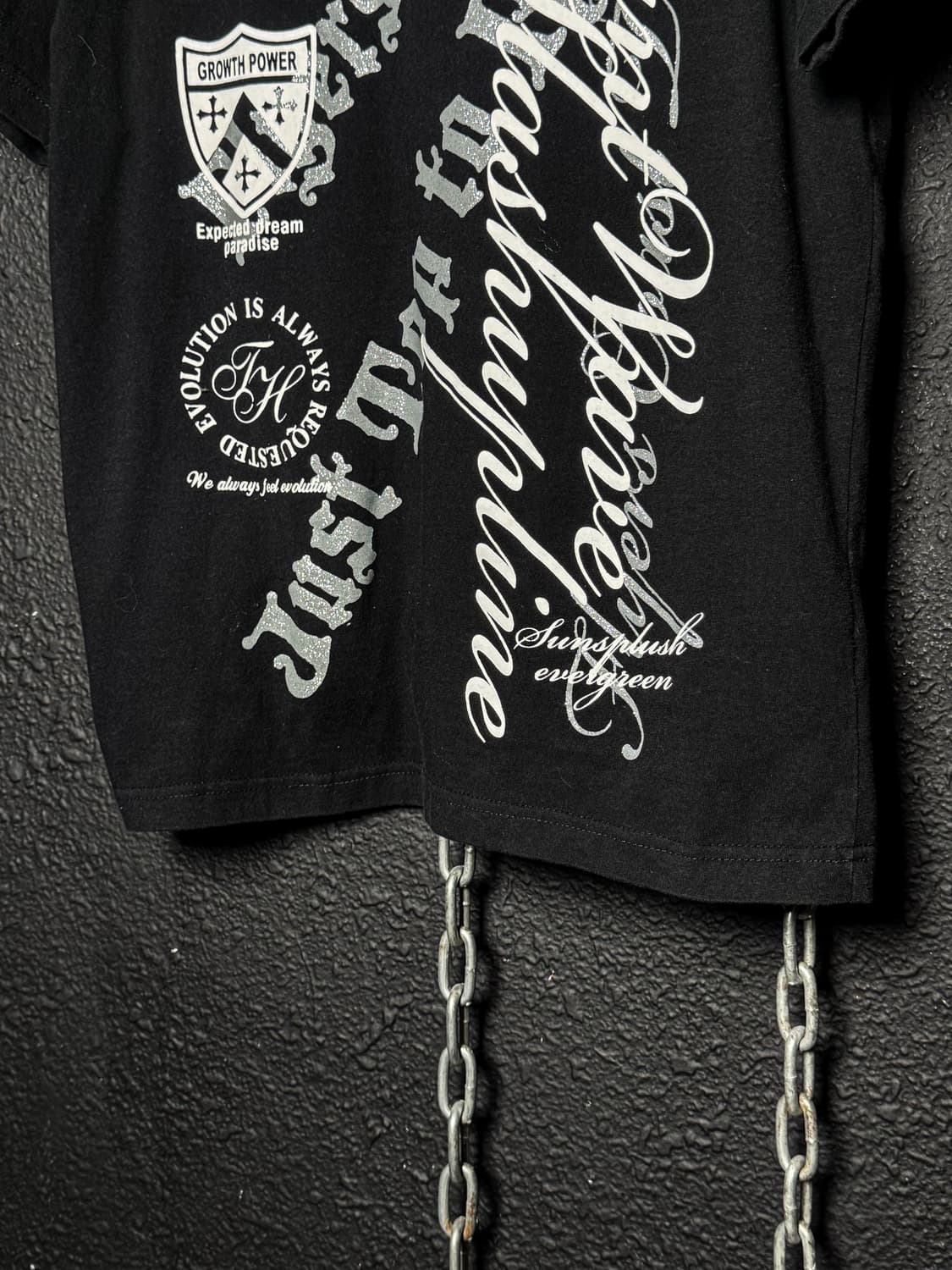 Gothic Graphic V-neck T-shirt 상품이미지3