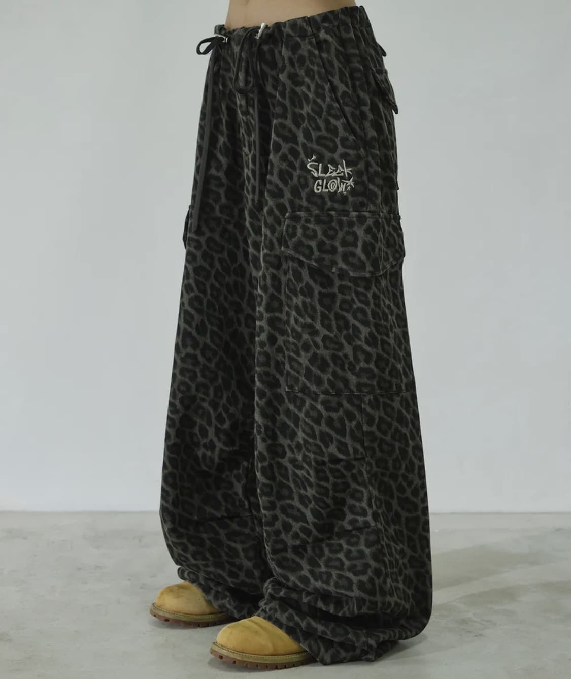 슬릭글로우 로고 와이드 다트 카고 팬츠 레오파드 S 상품이미지1