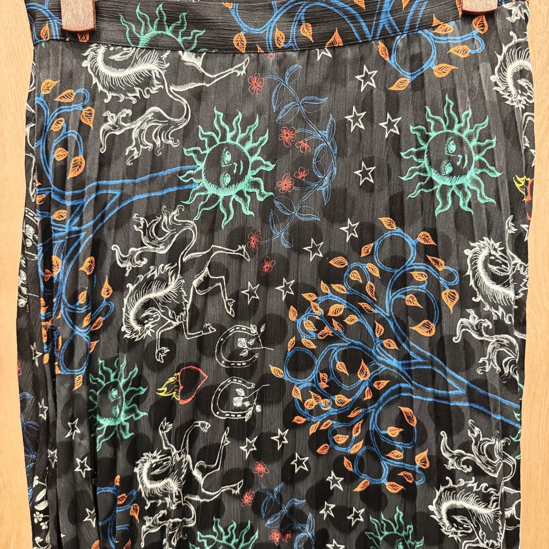 산드로 밴딩 플리츠 롱 스커트 유니크 패턴 프린팅 디테일 블랙 상품이미지4