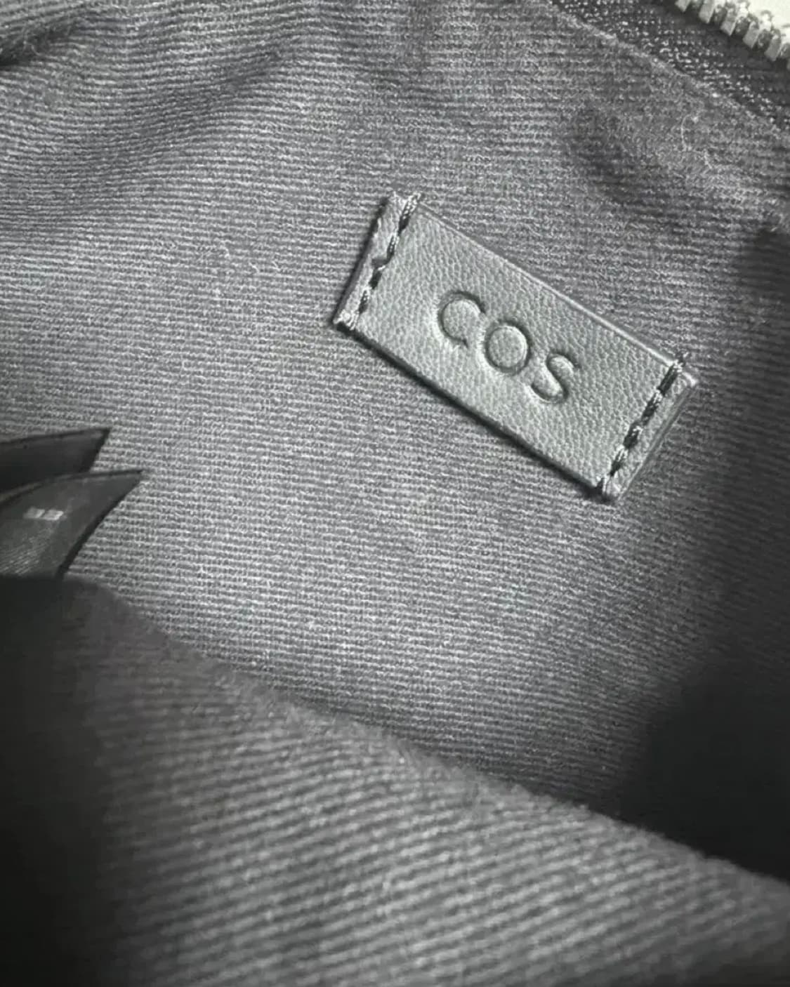 COS_개더 래더 블랙 숄더백_블랙 상품이미지4