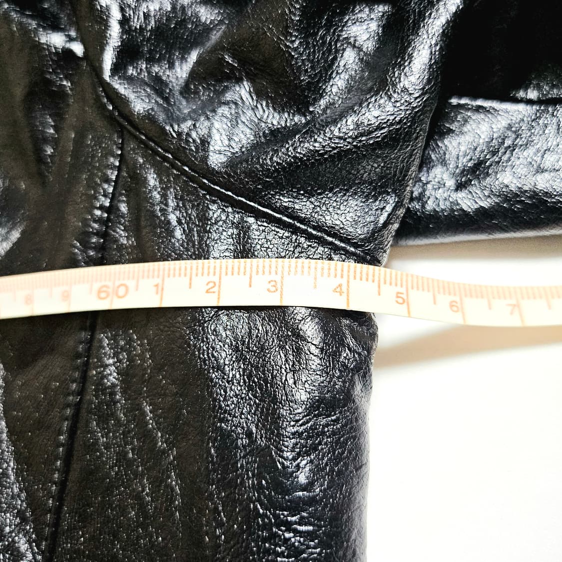 [88(66)][한섬 시스템SYSTEM] 페이크 레더 텍스트 블록 점퍼 상품이미지7