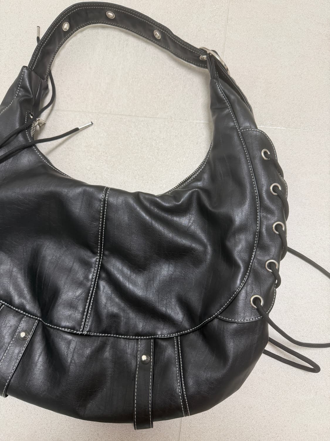 낫노잉 하프문 레더 크로스백 상품이미지5