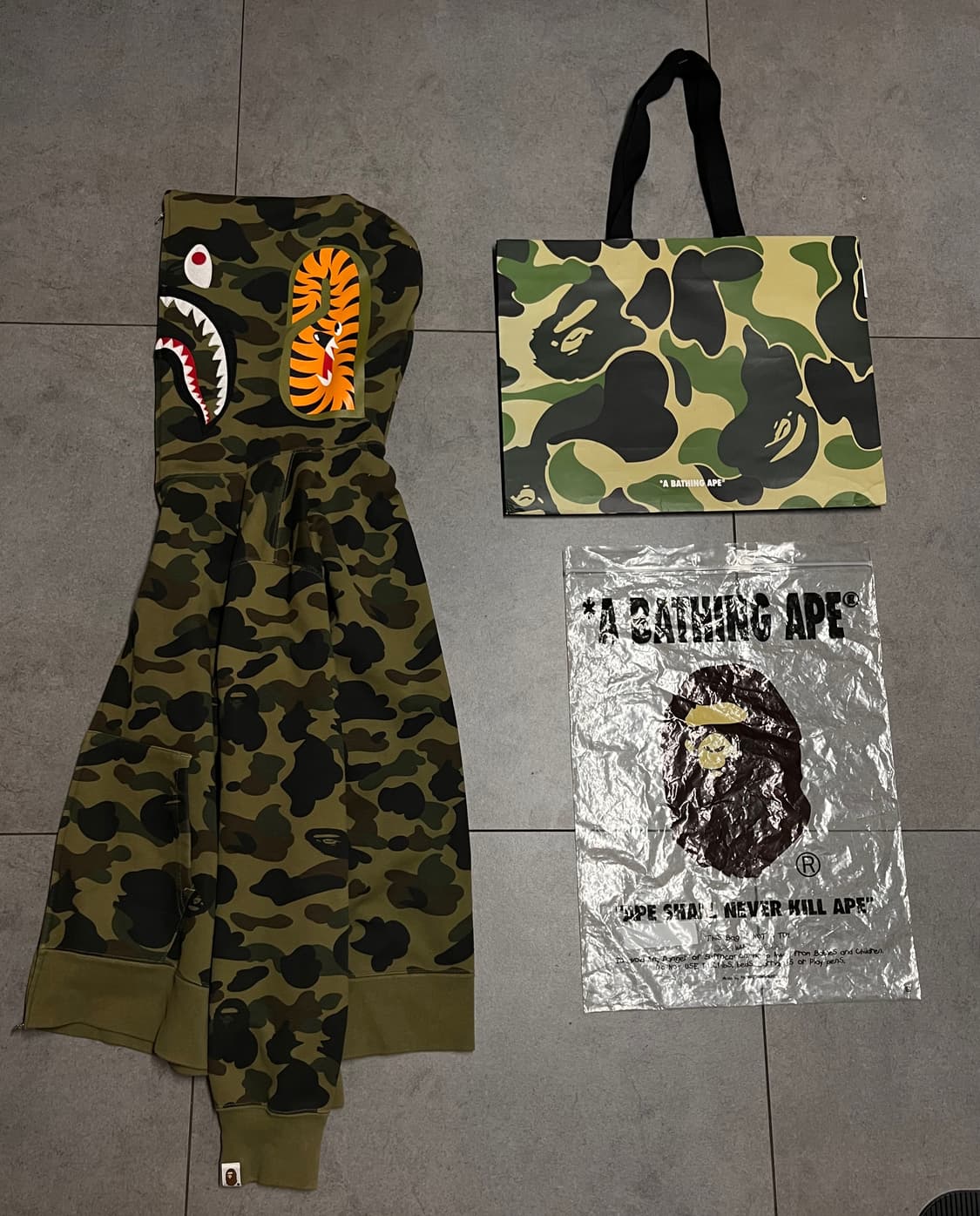 새상품급) 고어텍스 베이프 녹계 샤크 후드집업  상품이미지2