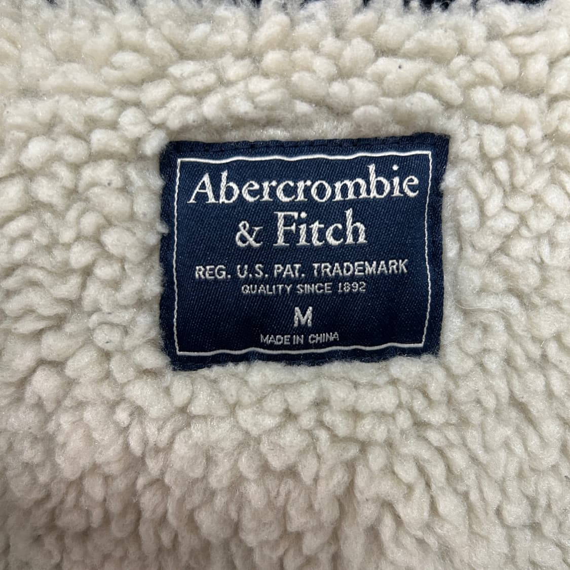 아베크롬비 y2k 아치로고 양털 안감 후드집업 블랙 상품이미지5