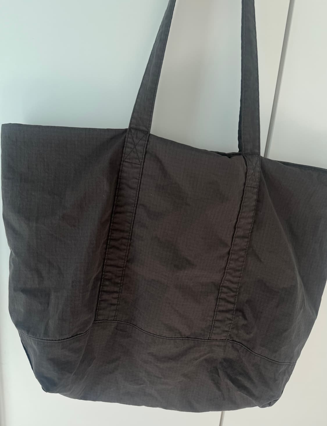 999휴머니티 AV BIG TOTE BAG 빅 토트백 워시드차콜 상품이미지4