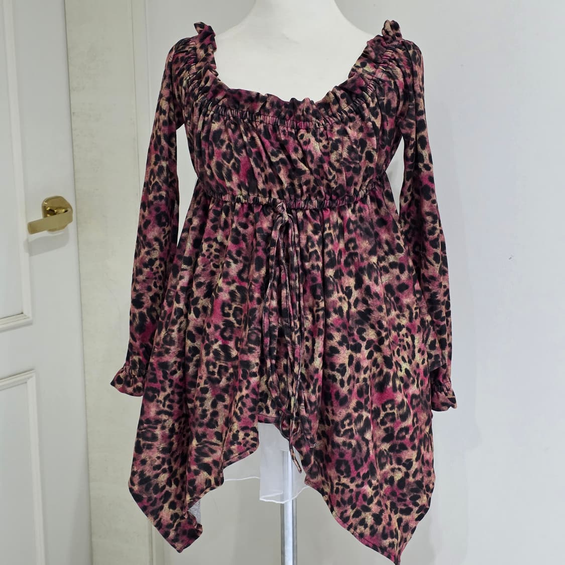 레오파드 스모크 오프숄더 언발 블라우스 상품이미지3