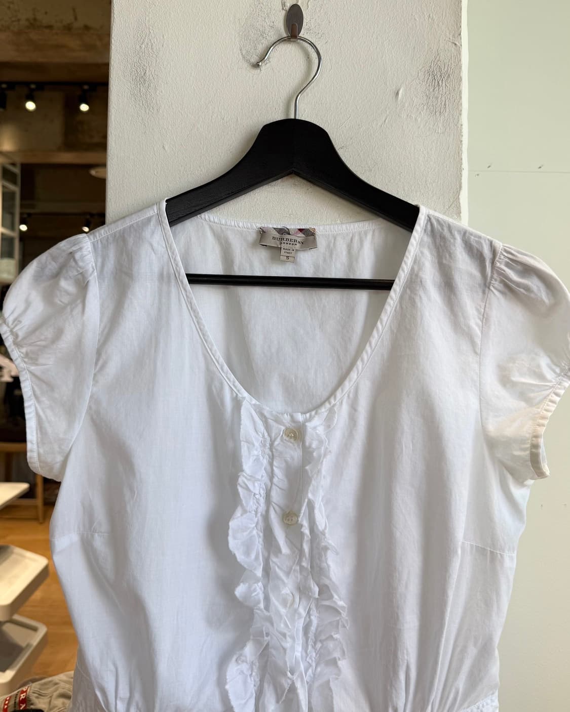 버버리 화이트 프릴 하프 셔츠  상품이미지2