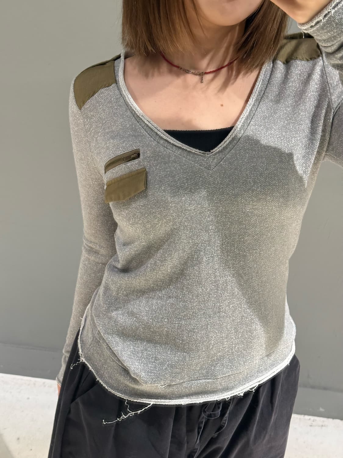 grunge cutting pocket v-neck long sleeve 상품이미지3