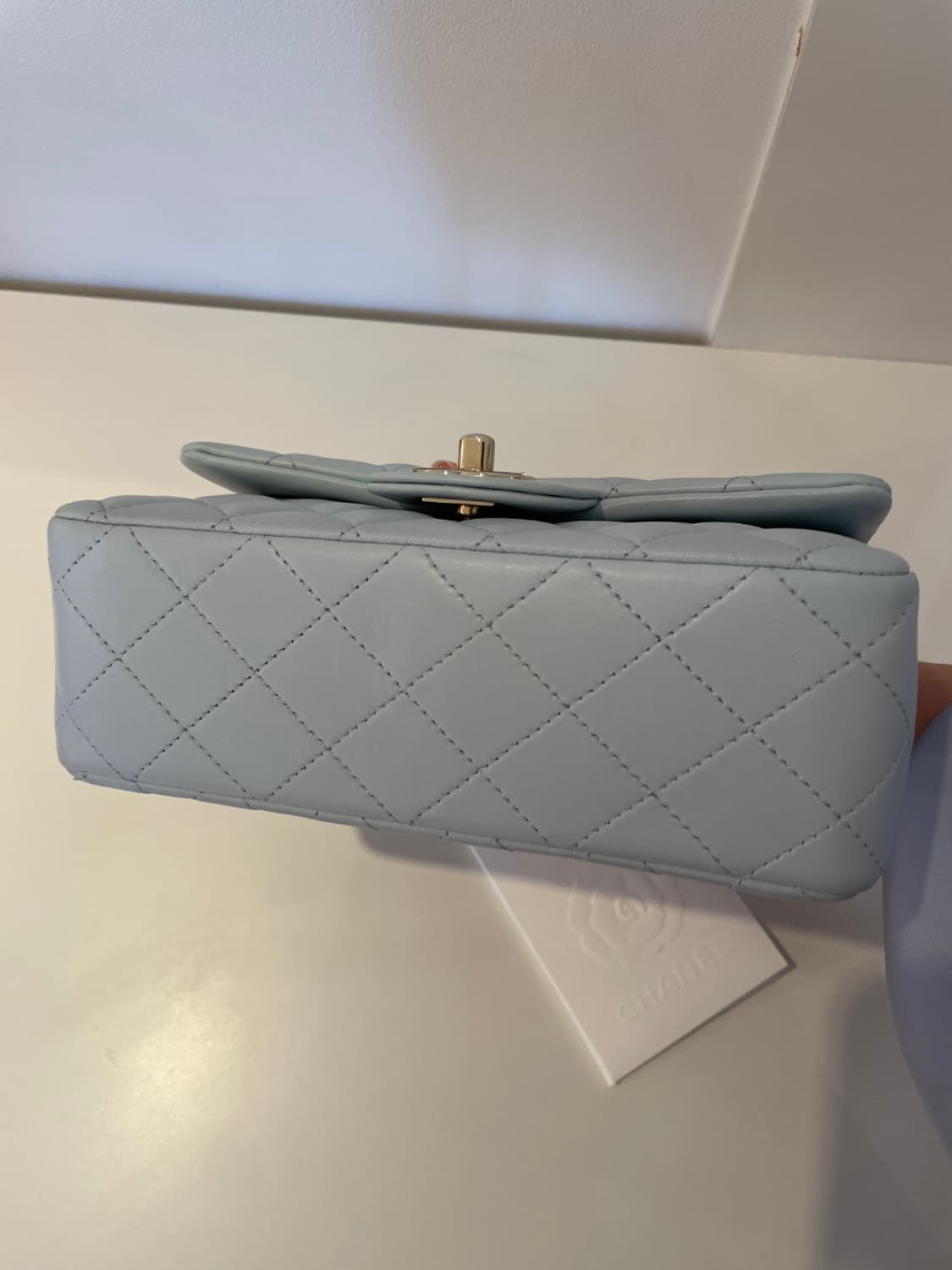 샤넬 뉴미니 탑핸들 금장 라이트 블루 상품이미지9
