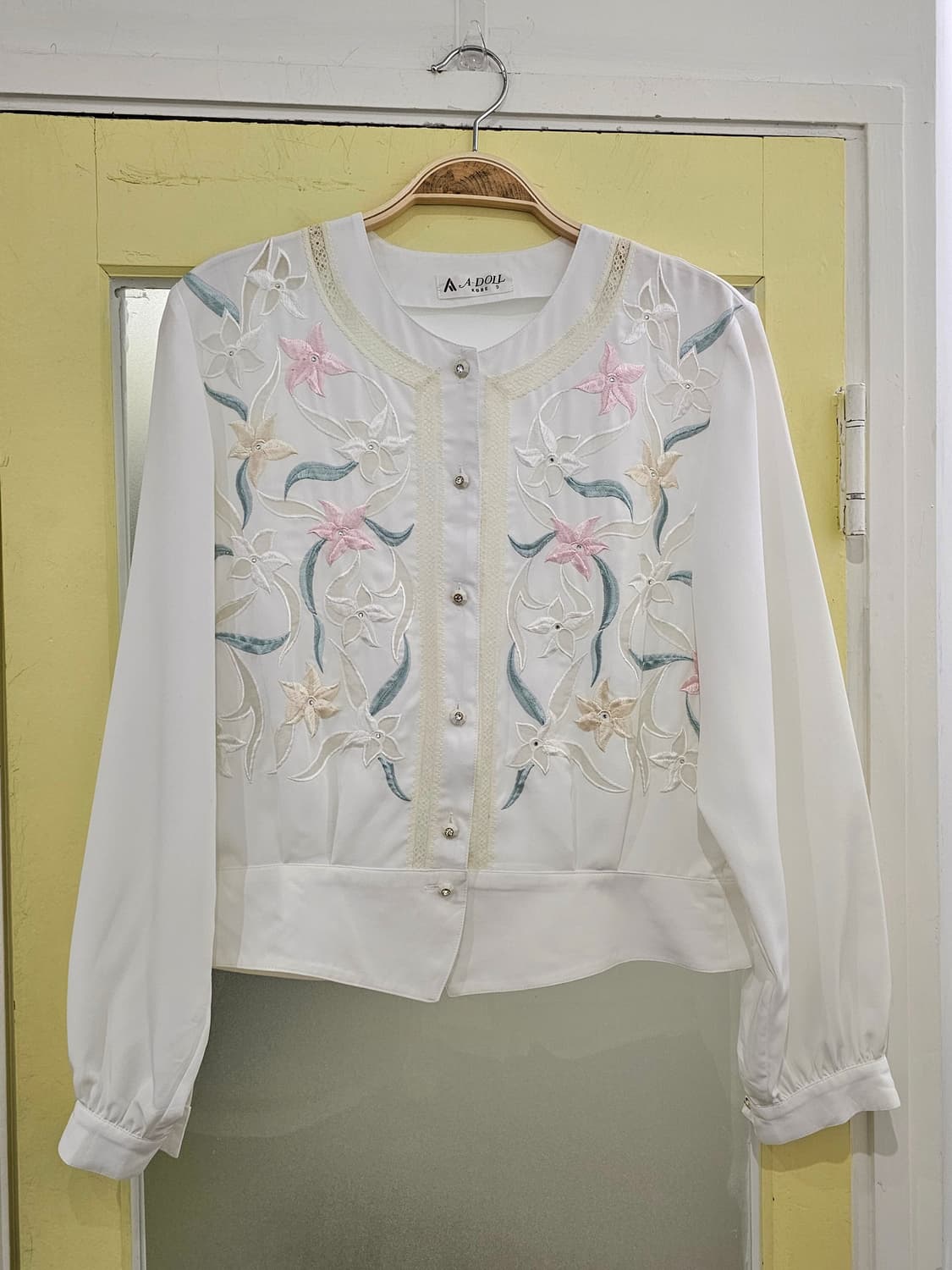 화이트 노카라 자수 블라우스 상품이미지1