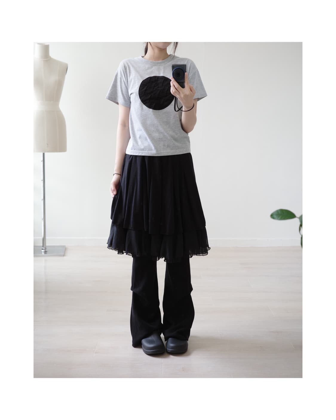 Minimal grey big-dot graphic tee 상품이미지1