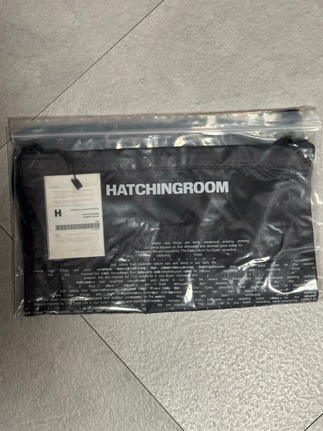 해칭룸 데상트 볼륨 스트링백 메탈릭 차콜 상품이미지1