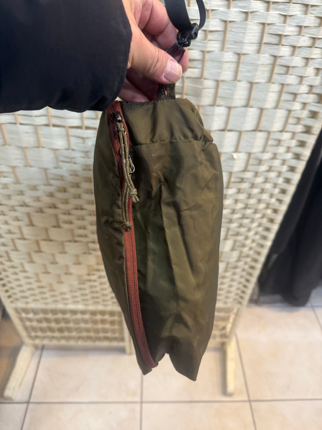 정품 아크테릭스 나일론 크로스백 팝니다 상품이미지5