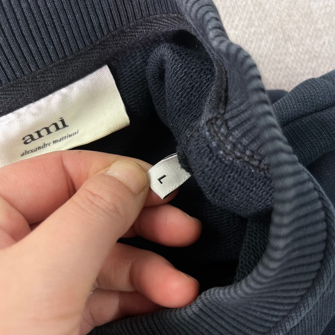 100 아미 스몰하트로고 챠콜 맨투맨  상품이미지4