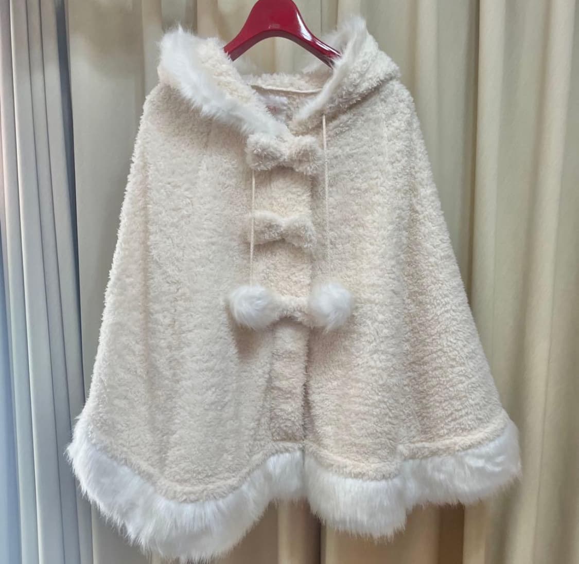 리즈리사 퍼 후드 폼폼이 리본 케이프 판초 코트 상품이미지1