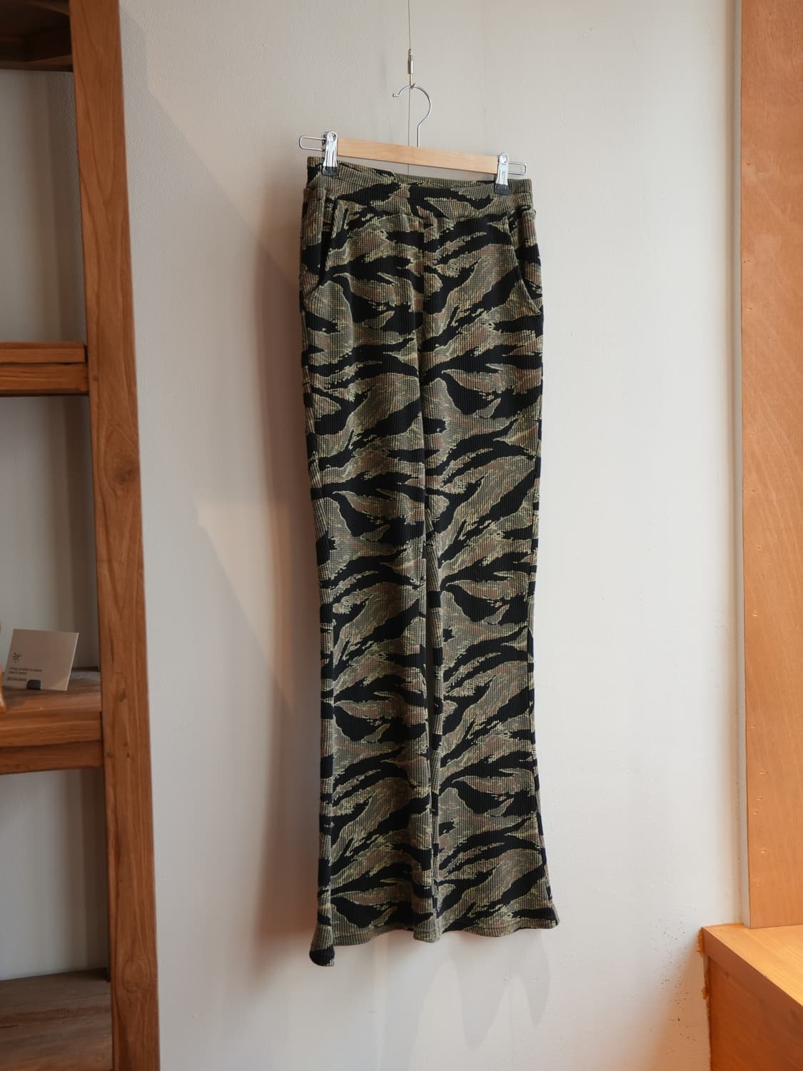 히스테릭글래머 엑스걸 타이커 카모 서멀 플레어 팬츠 상품이미지1