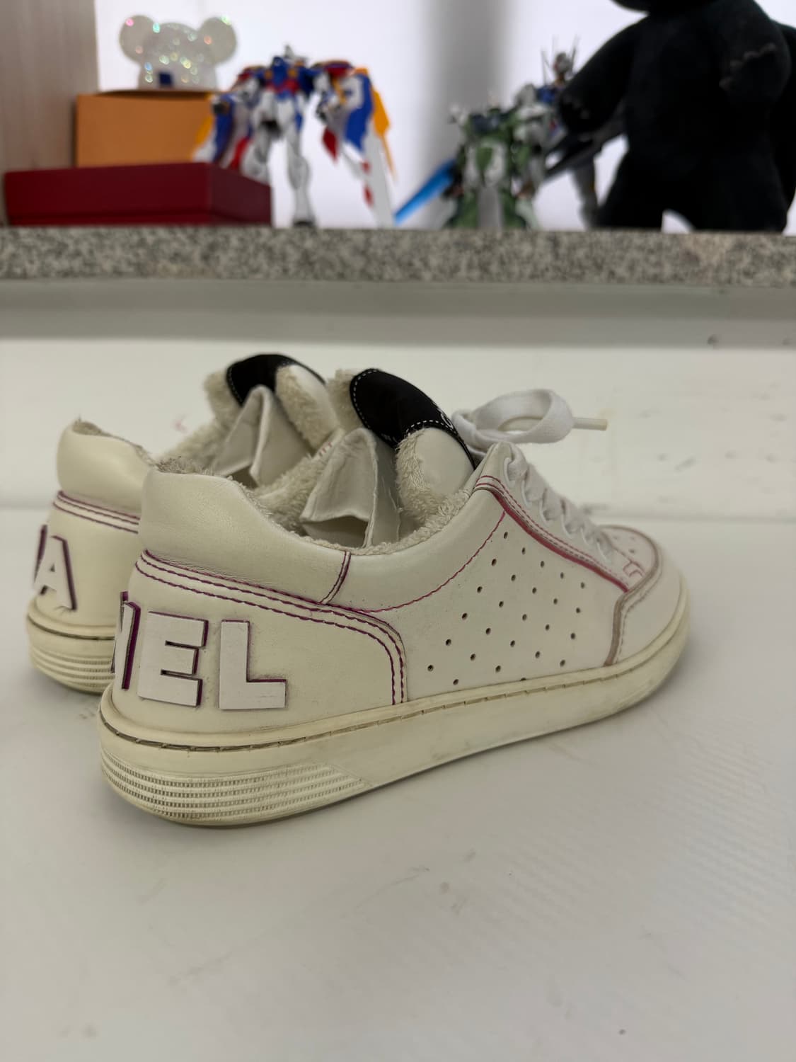 정품) 샤넬 화이트 스티치 백로고 스니커즈 36 상품이미지4