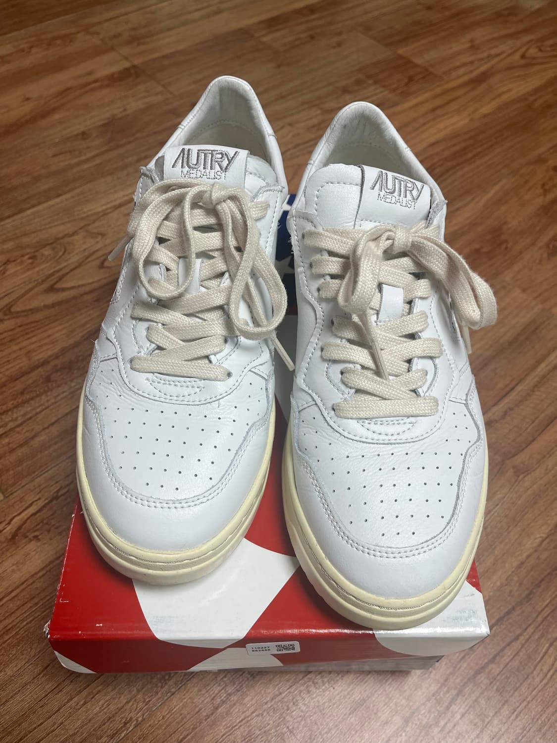 오트리 메달리스트 스니커즈화이트 상품이미지2