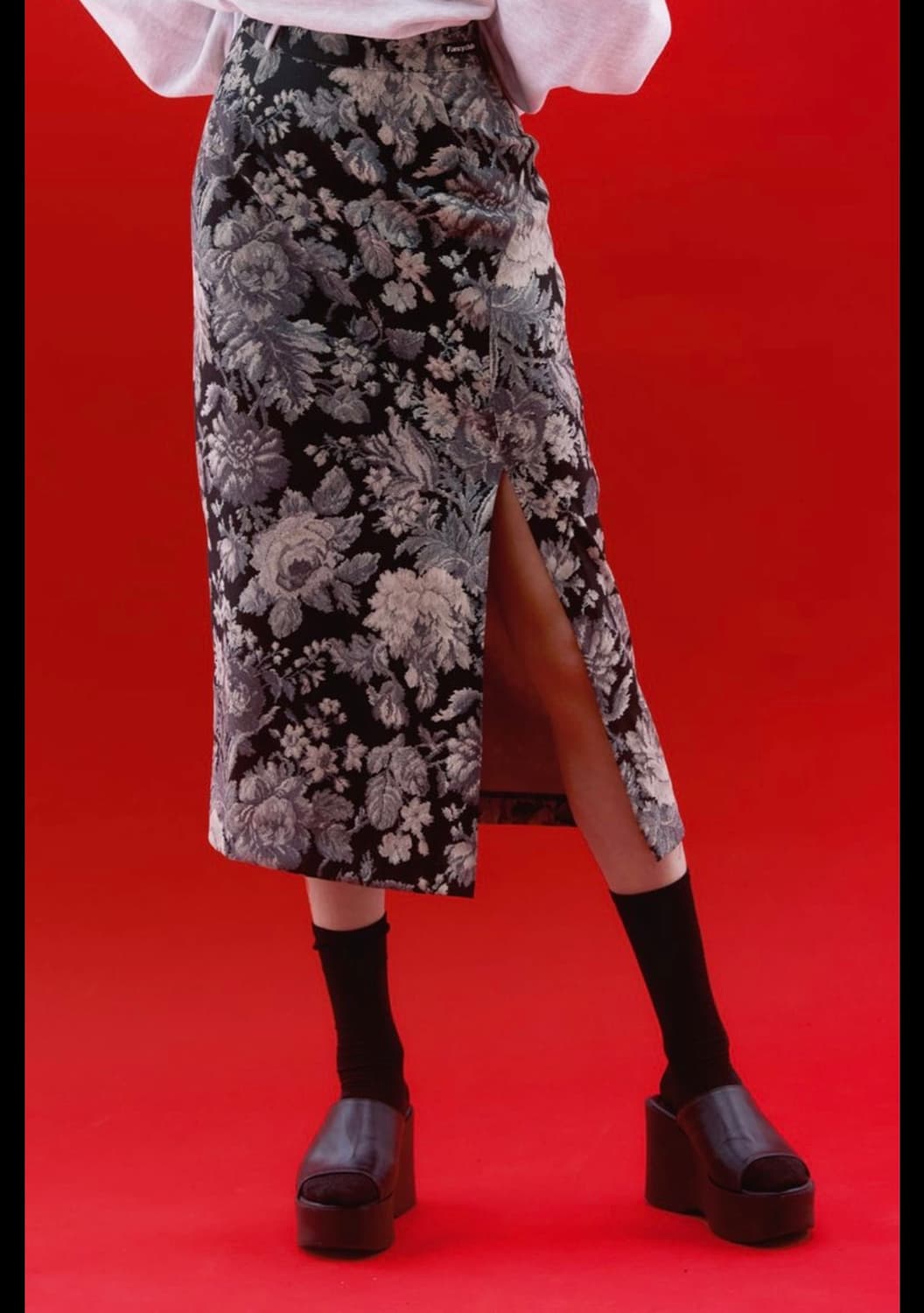 팬시클럽 플라워 패턴 슬릿 롱스커트 (블랙) 미사용품 상품이미지2