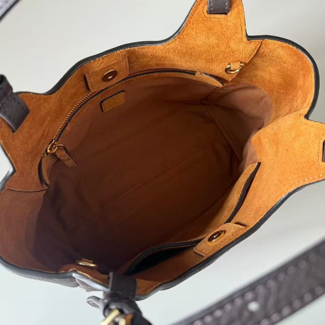 미우 미우 레더 숄더백 상품이미지4