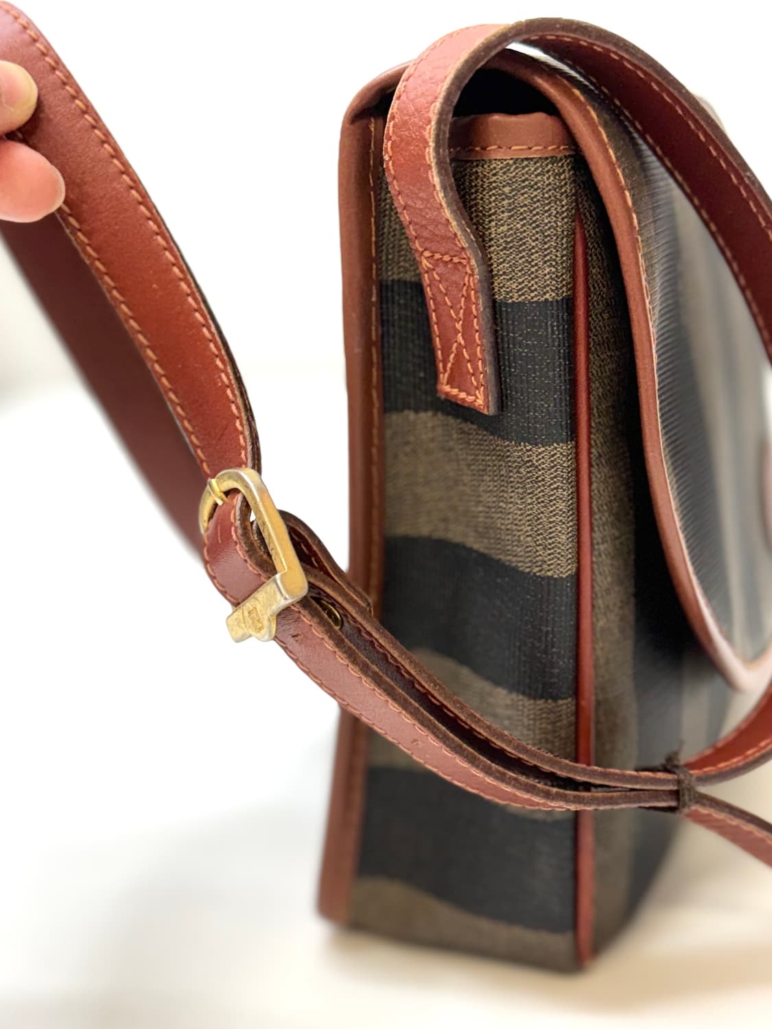 Fendi 펜디 페퀸 플랩 크로스바디 백 상품이미지6