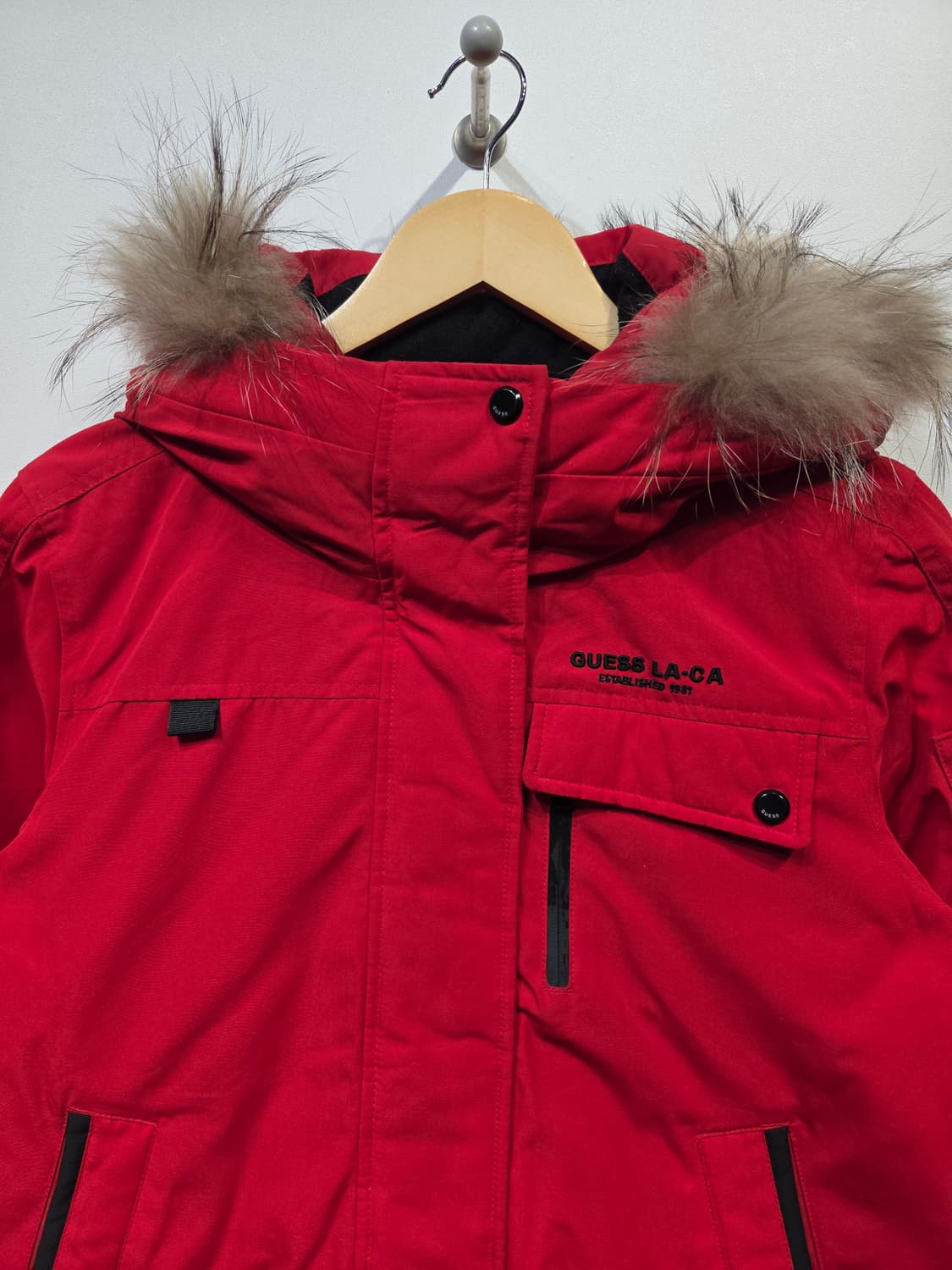 게스(GUESS) LA-CA 리얼 라쿤퍼 덕다운 점퍼 상품이미지3