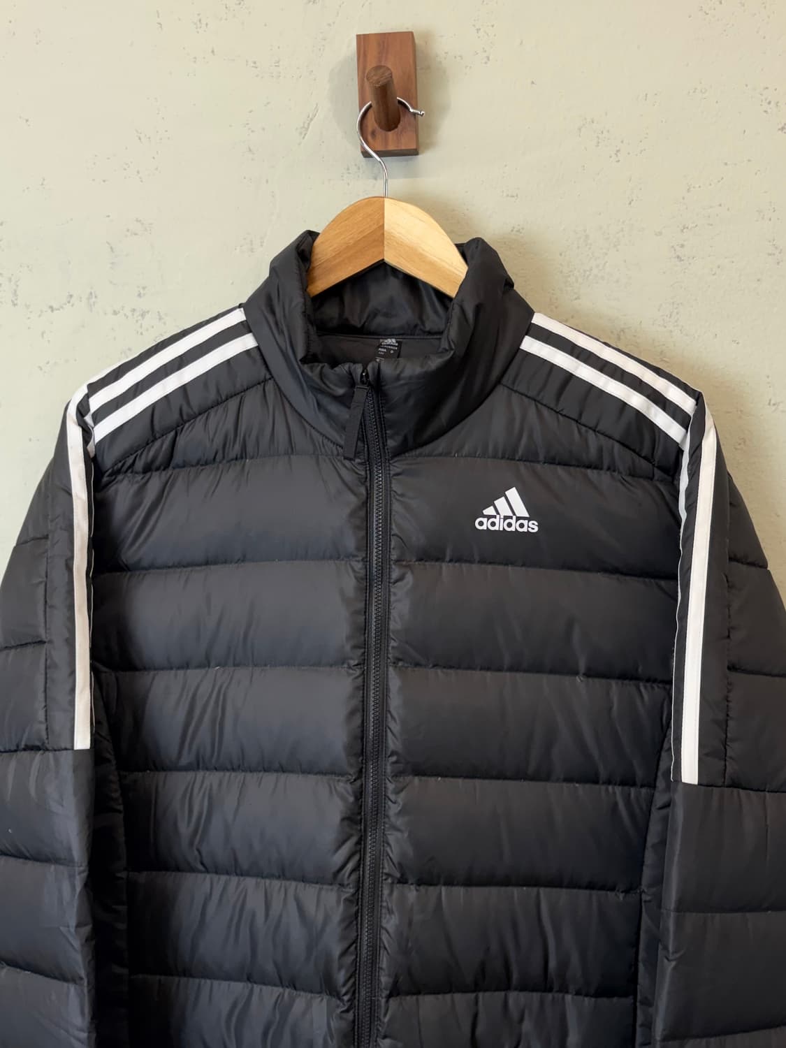 아디다스 에센셜 다운 경량패딩 블랙 상품이미지4