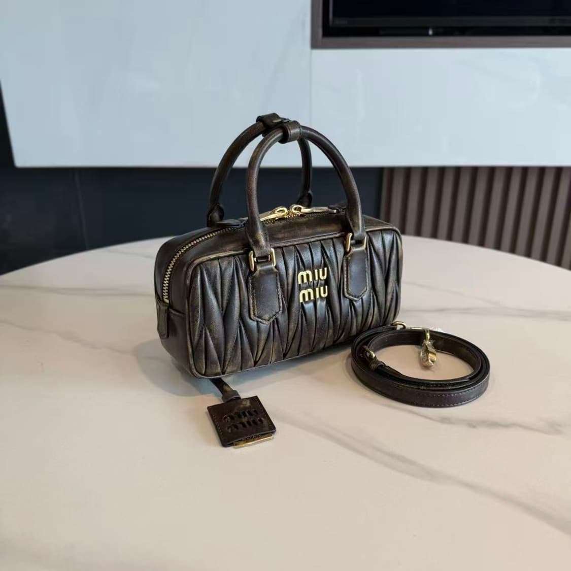 미우 미우 아르카디 마테라쎄 나파 레더 미니백 블랙 상품이미지1