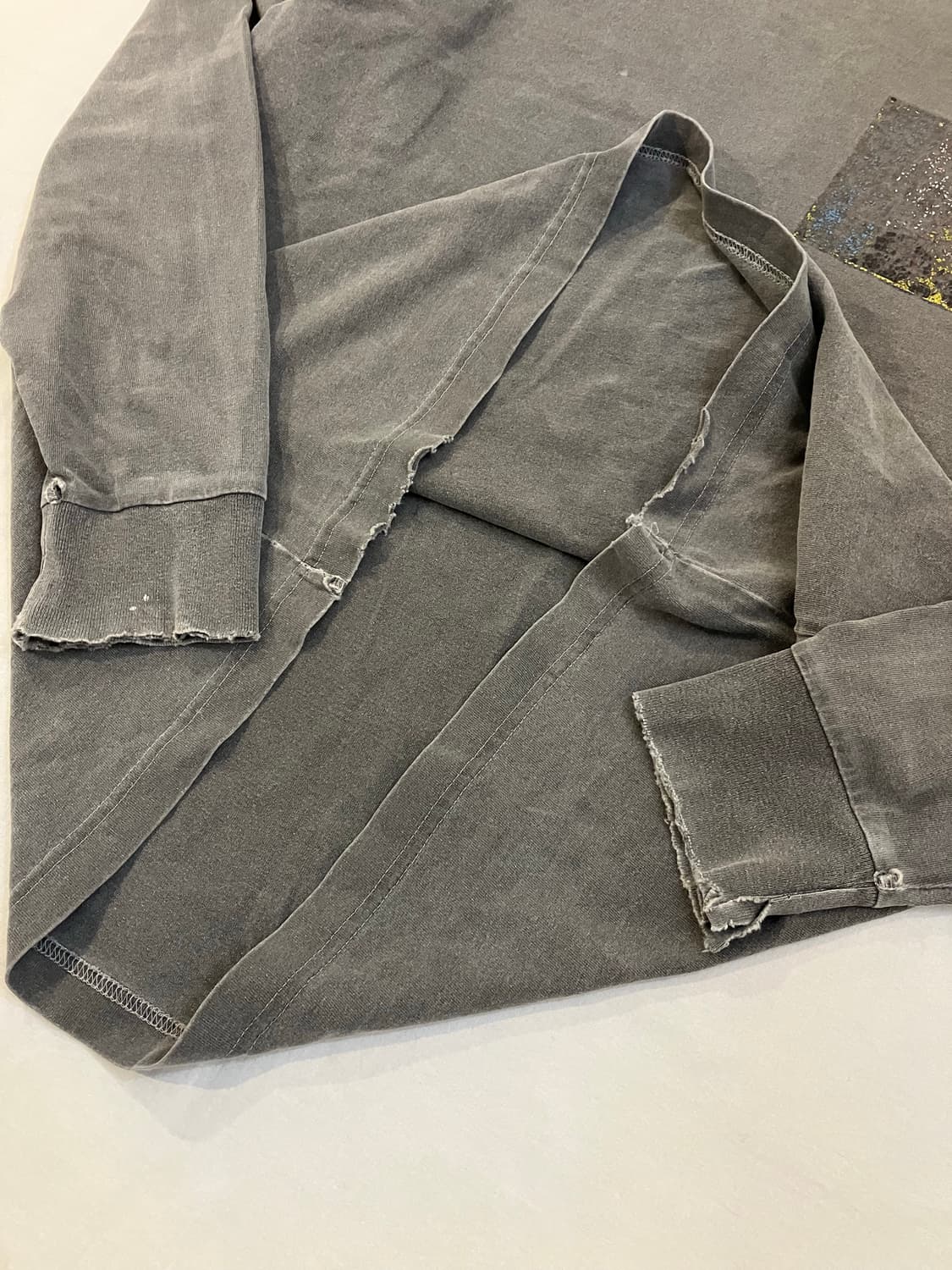 카브엠트 디스트레스드 프린팅 피그먼트 롱슬리브 그레이 상품이미지7