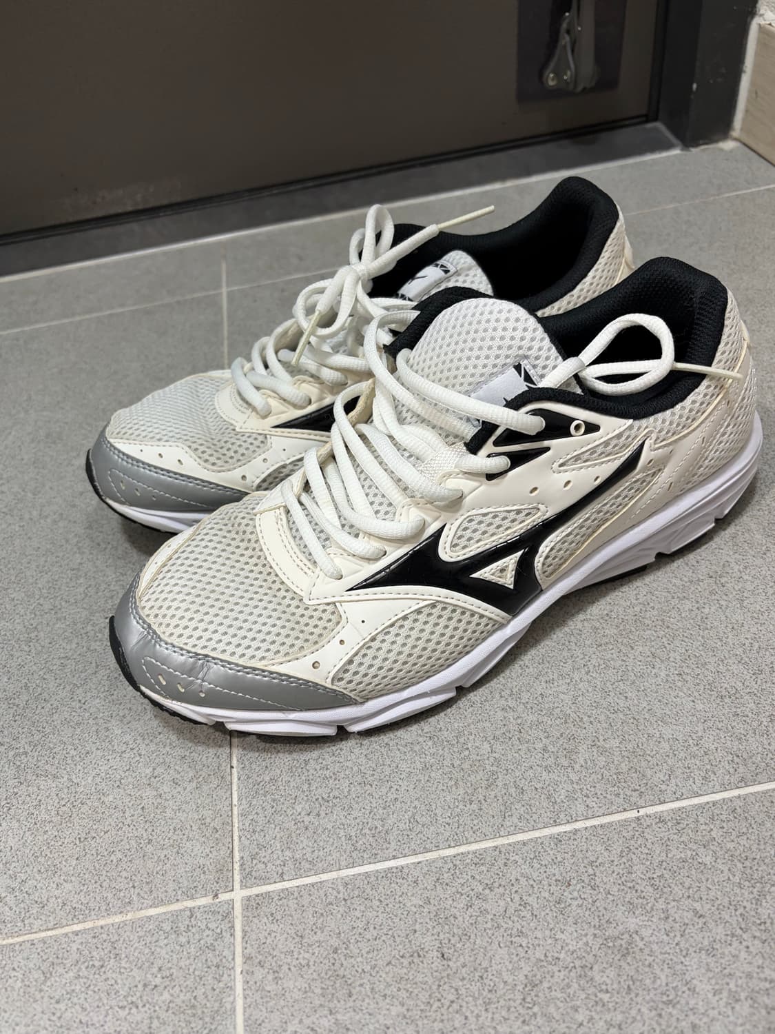 미즈노 런닝화 / 화이트 블랙 메쉬 운동화 / 255 상품이미지1