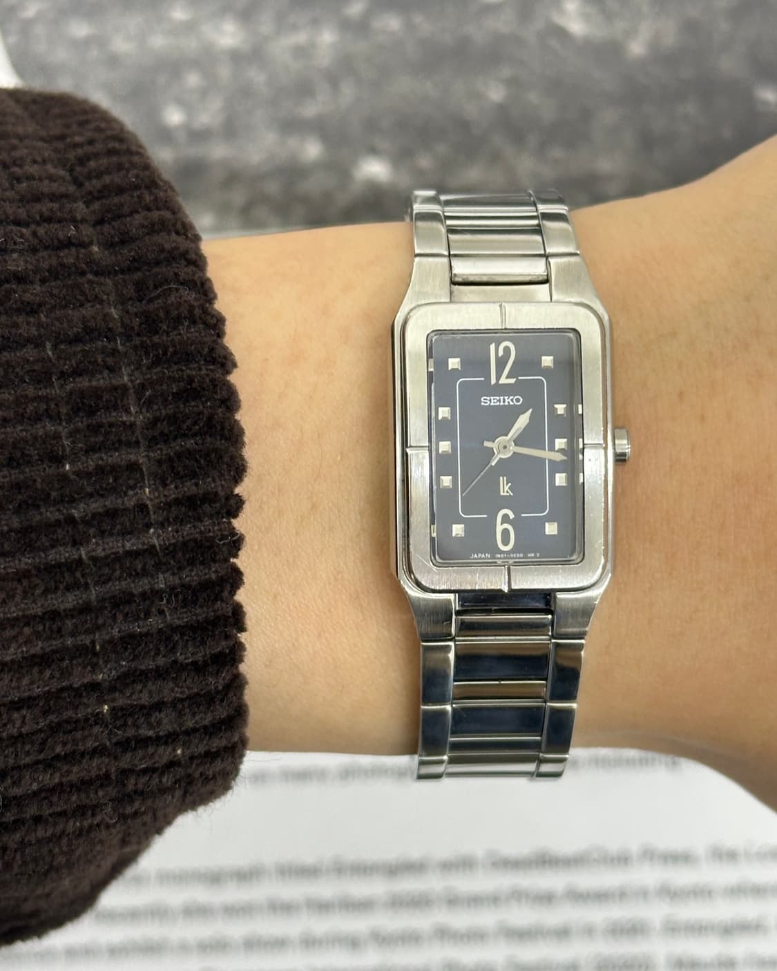 세이코 루키아 렉탱귤러 네이비 쿼츠 시계 상품이미지9