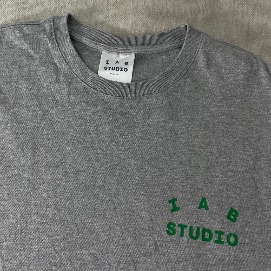 110 아이앱스튜디오 22FW 그레이 그린 반팔 티셔츠 상품이미지3