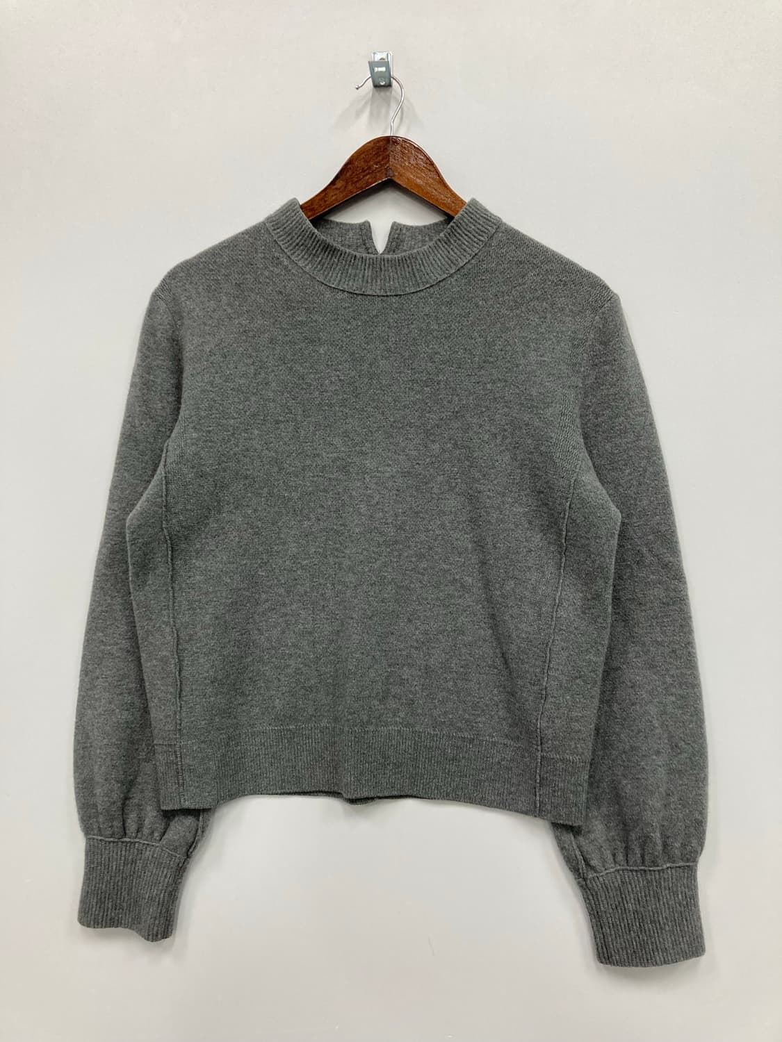 절개 포인트 니트 상품이미지1