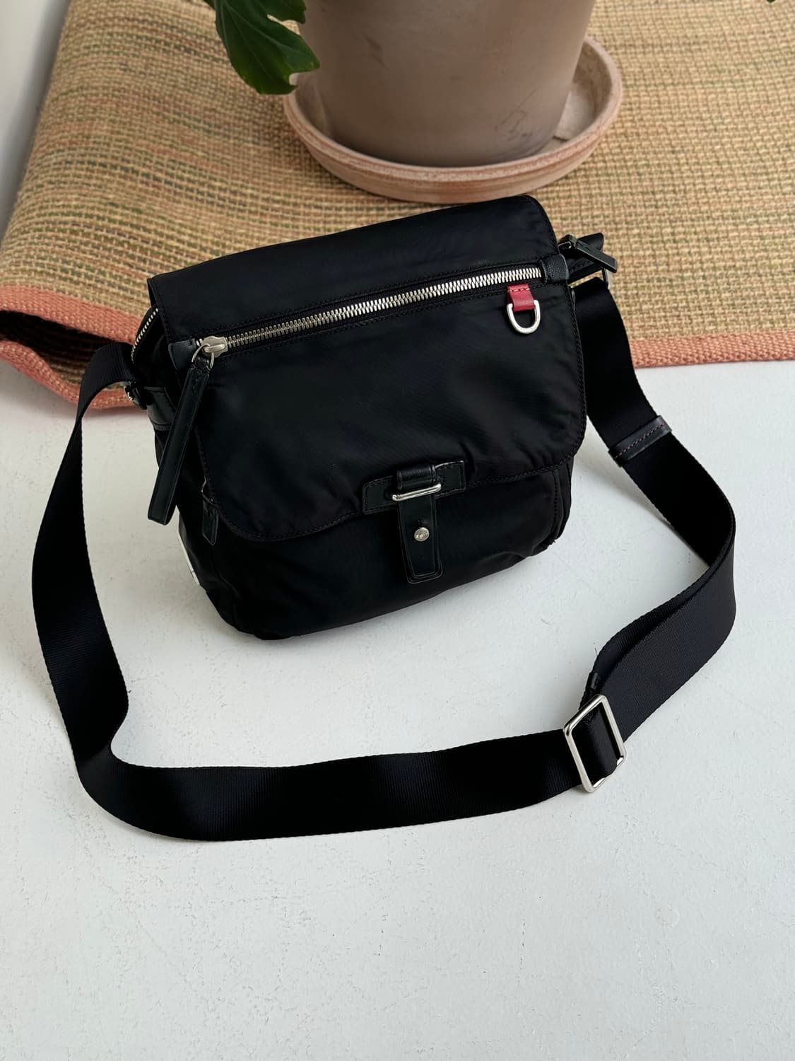 투미 나일론 크로스백 상품이미지1