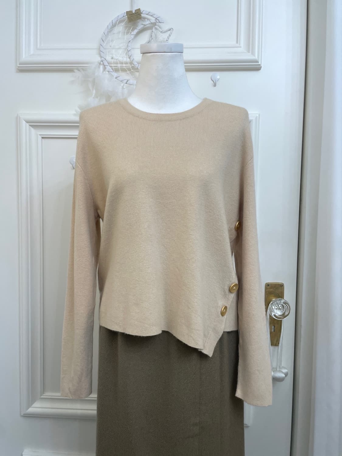 beige unbalance wood button soft knit to 상품이미지5