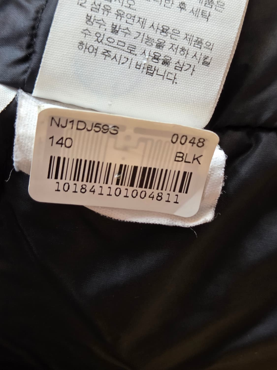 노스페이스 키즈 구스다운 패딩 블랙 색상입니다. 사이즈는 140이고, 7 상품이미지10