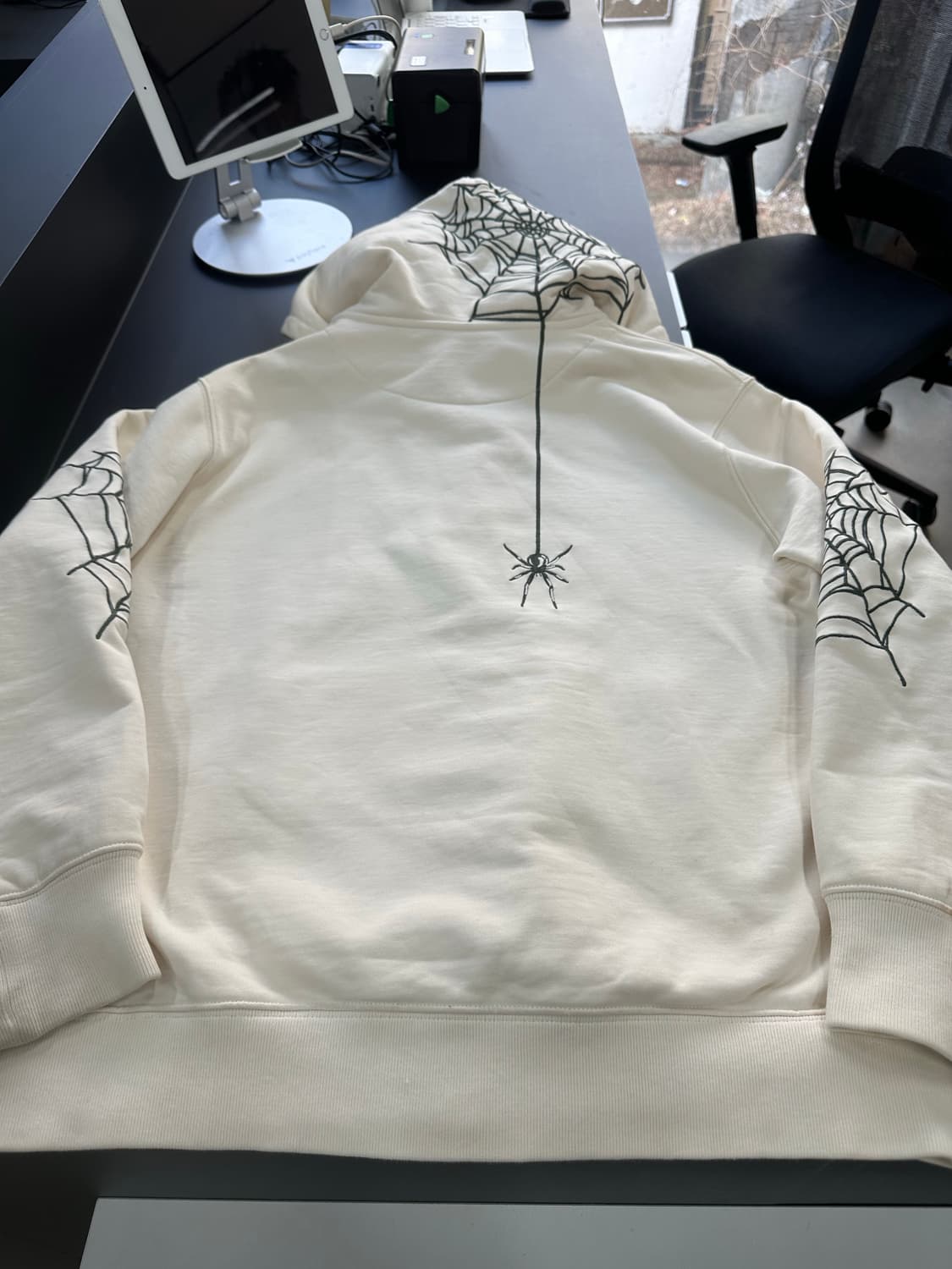 팔라스 23FW 스파이더 쇼크화이트 후드집업 상품이미지8