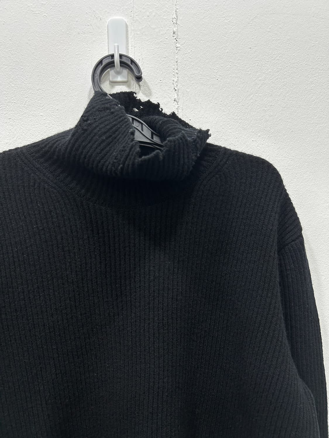 비이커 울100% 디스트로이드 터틀넥 니트 여성 55~66 블랙 상품이미지3