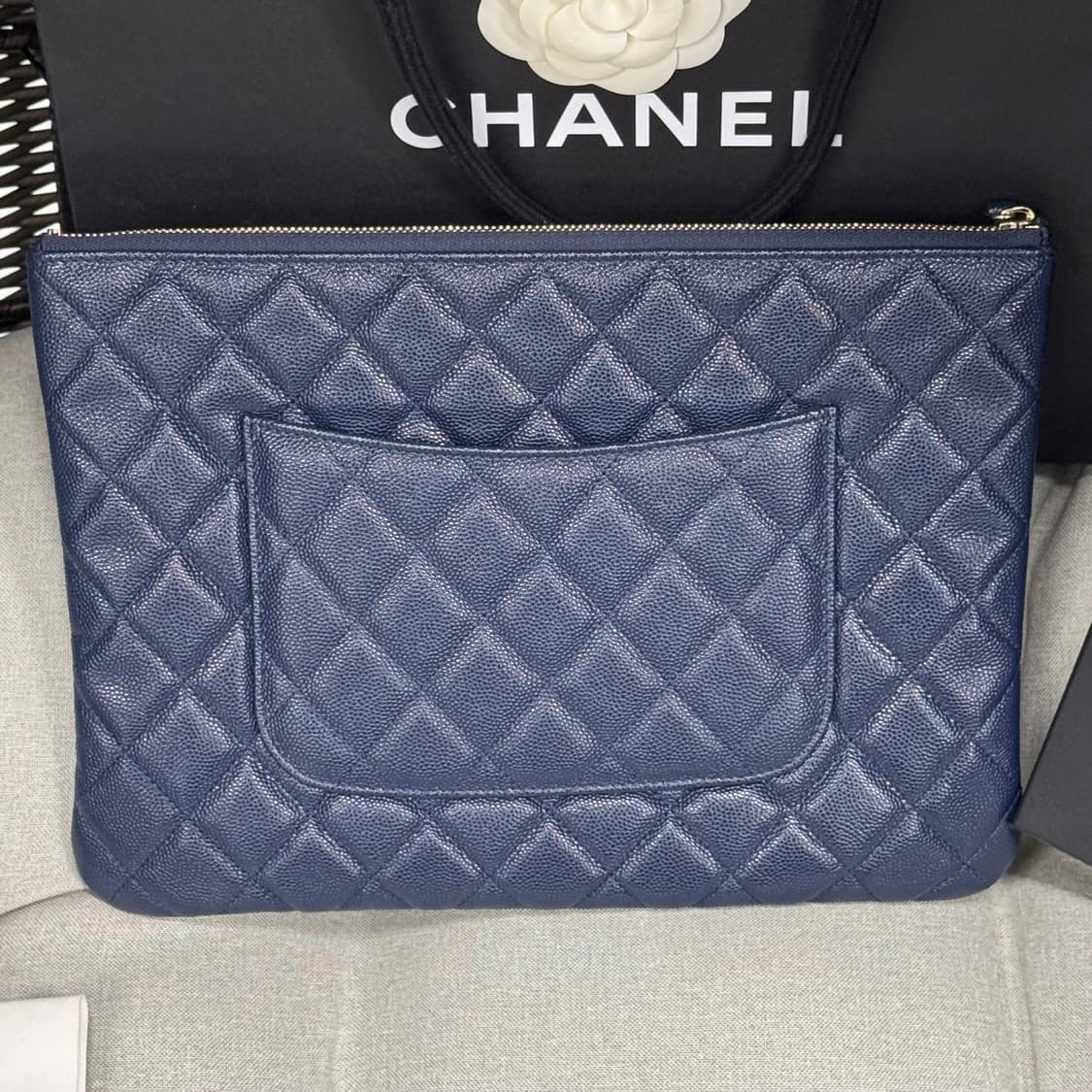 풀구성 샤넬 클래식 캐비어 뉴미듐 클러치 금장 네이비 상품이미지2