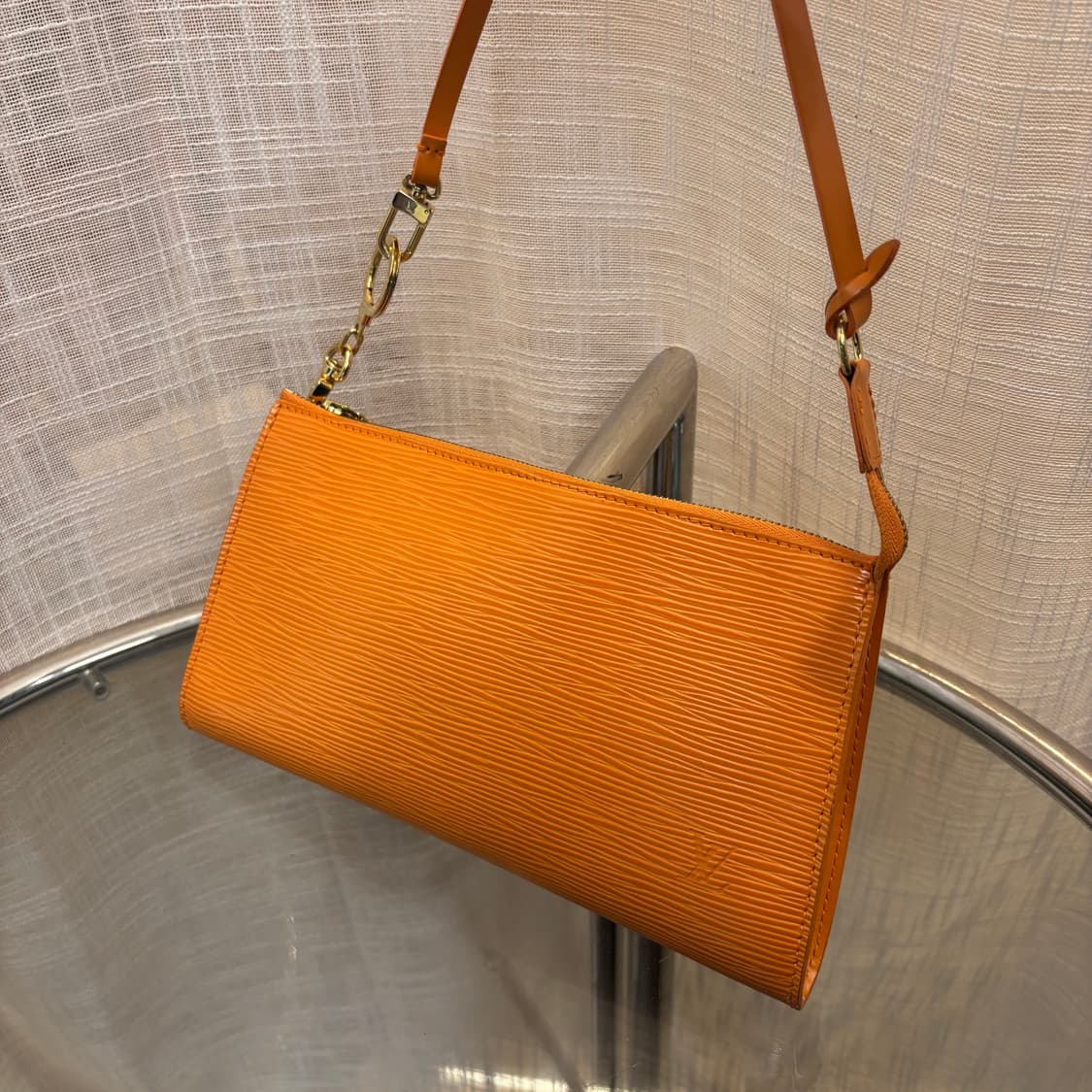 정품 루이비통 에삐 포쉐트 악세수아 파우치 숄더백     상품이미지7