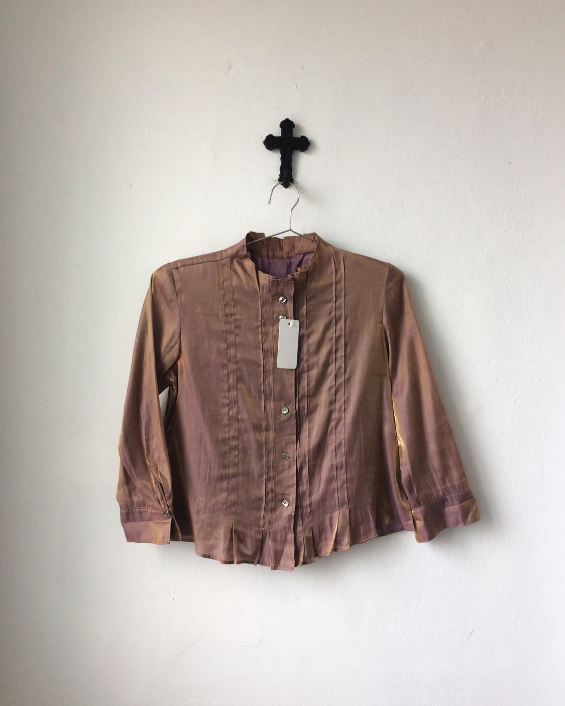 Glossy pleats high neck shirt 상품이미지1