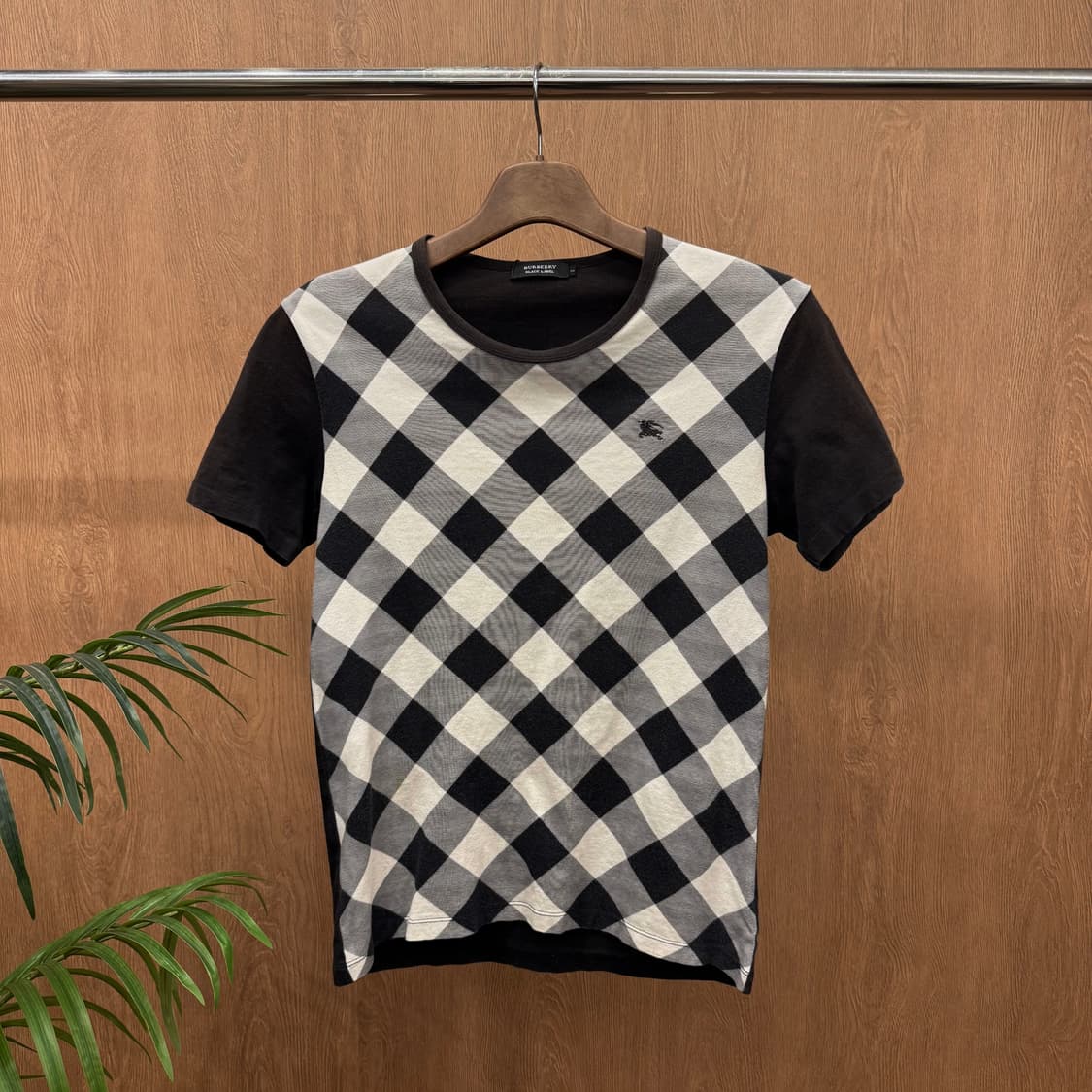 버버리 블랙라벨 체크 반팔 티셔츠 자수 로고 디테일 라운드넥 브라운 상품이미지1