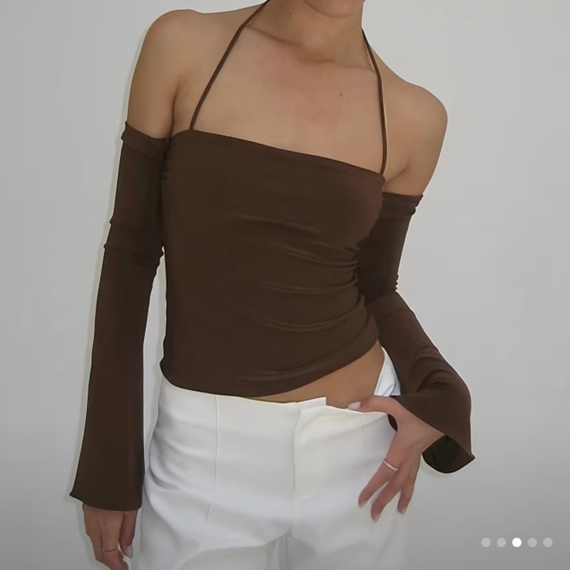 오프숄더 브라운 홀터 티 상품이미지1