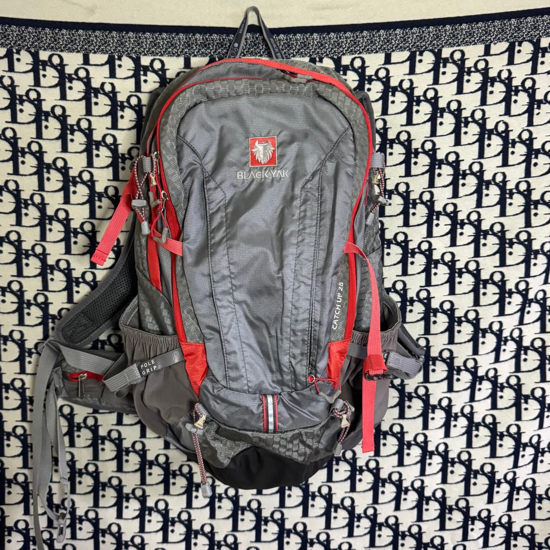 블랙야크 캐치업 28L 등산 배낭 그레이/레드 상품이미지1