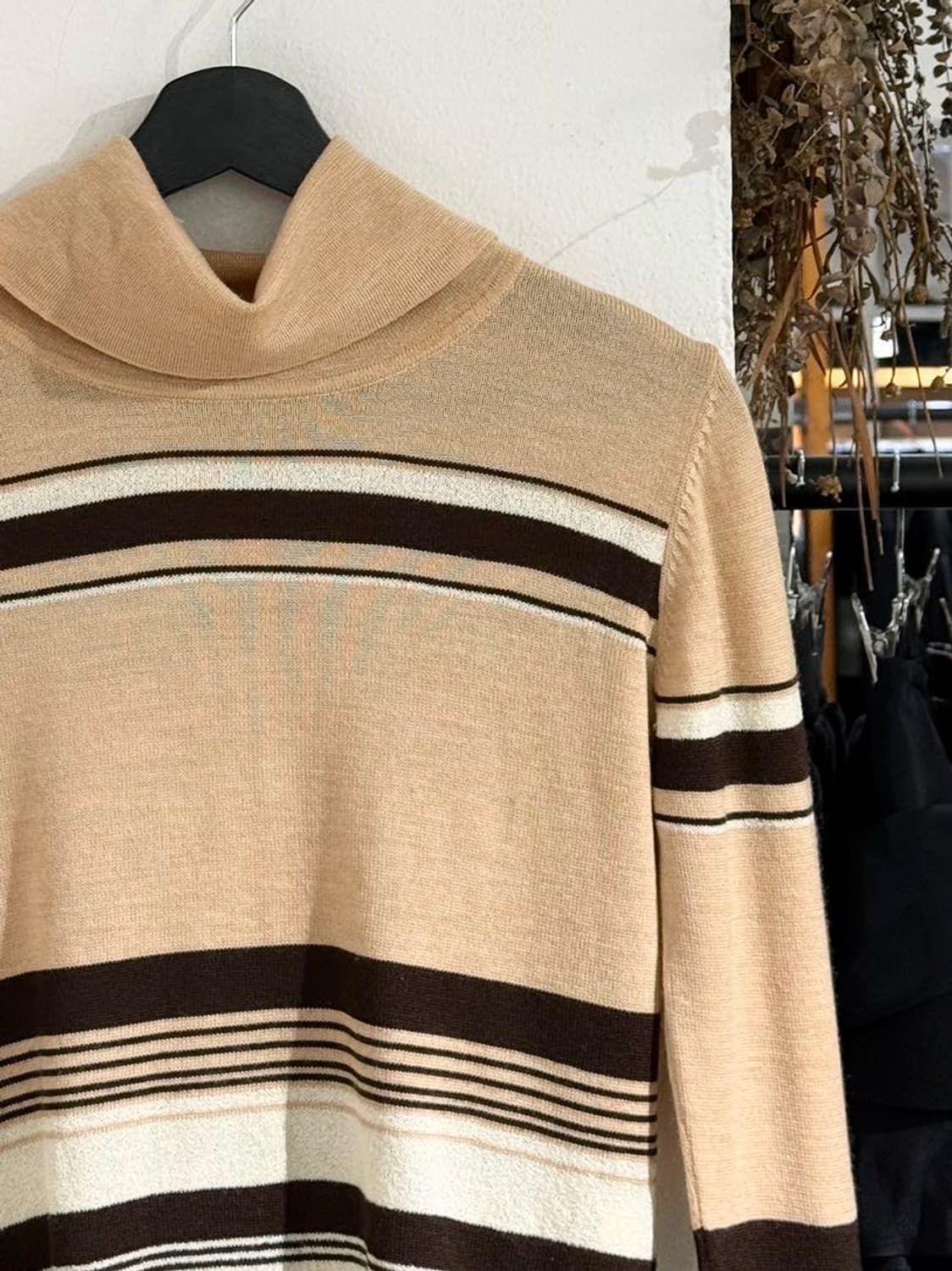 꾸레쥬 베이지 스트라이프 터틀넥 니트 스웨터  상품이미지3