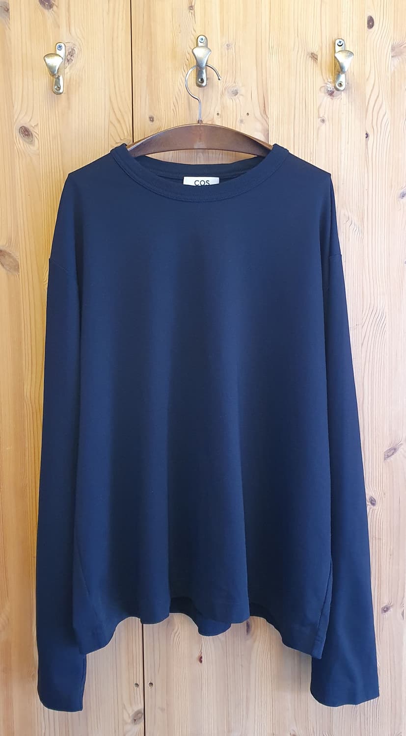 110.COS 블랙 긴팔티 상품이미지1