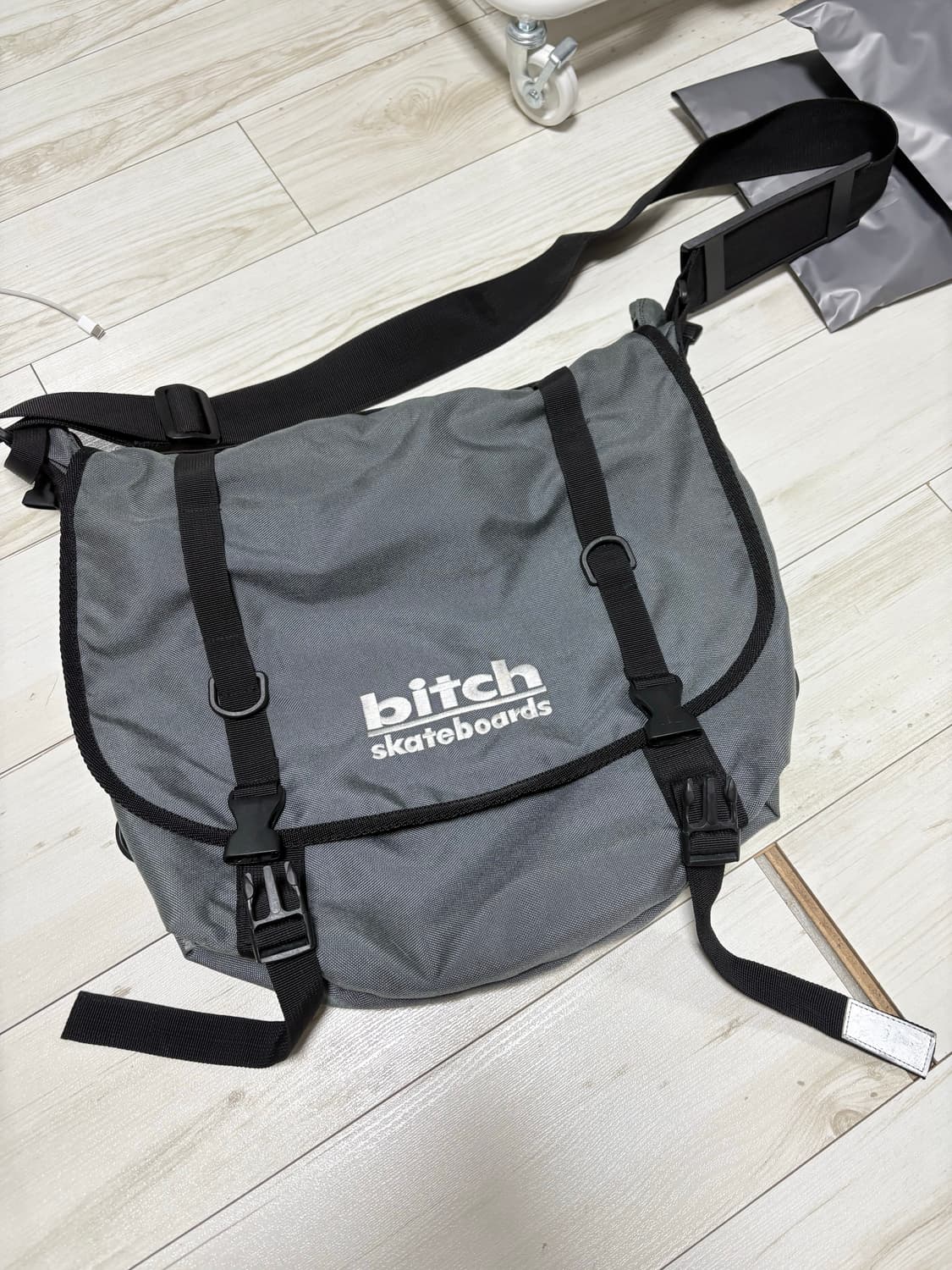 Bitch stateboards 비치스케이트보드 크로스백 상품이미지1